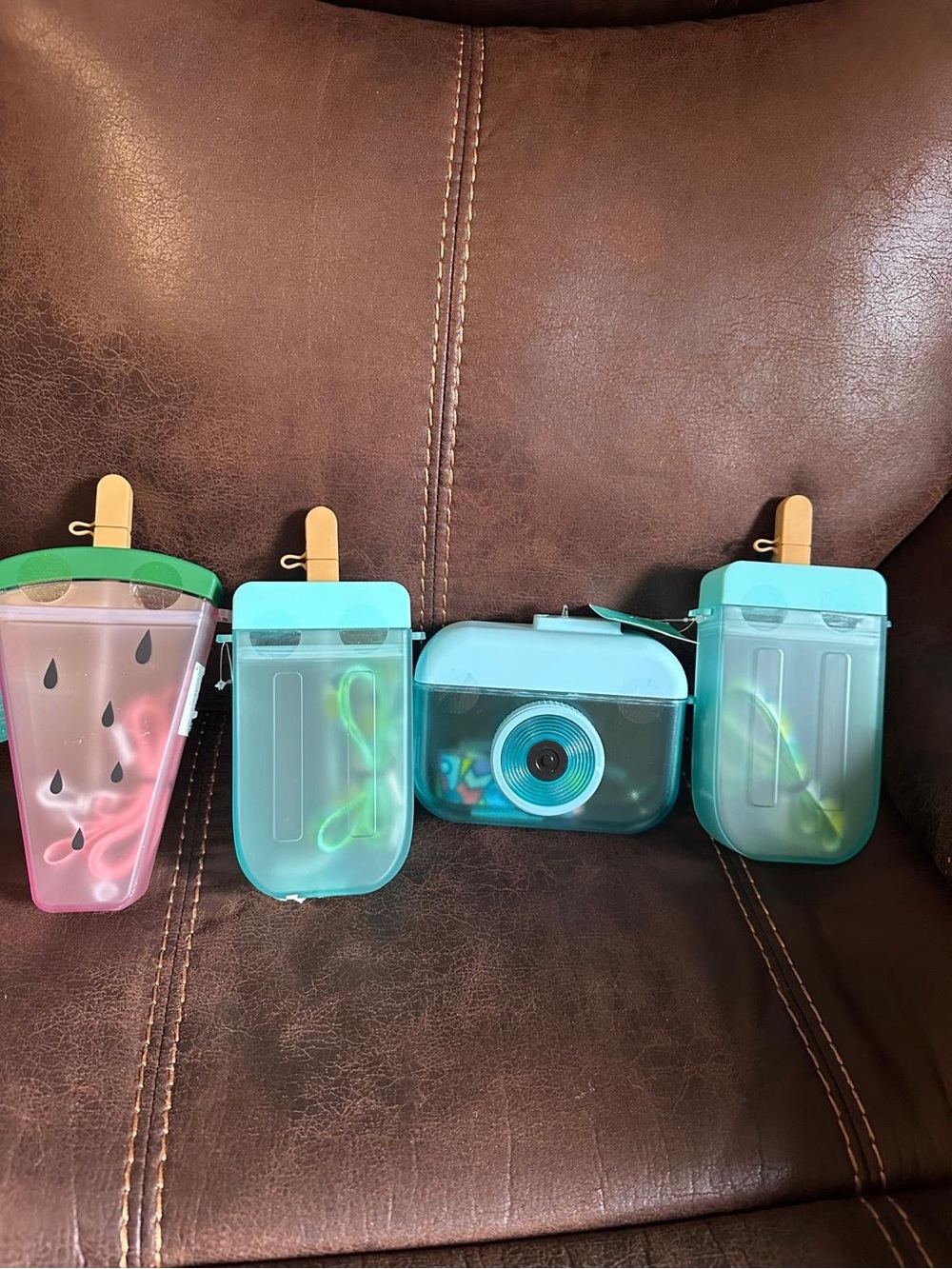 (4)  Kawaii-style plastic water bottles creatively